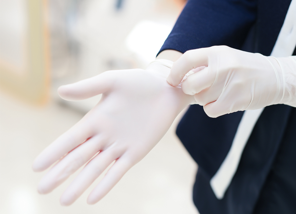 患者様ごとに手袋を変えます。